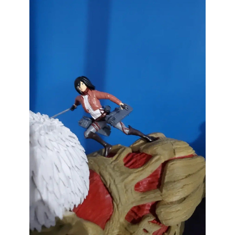 Figura Titan Acorazado Con Mikasa Attack On Titan
