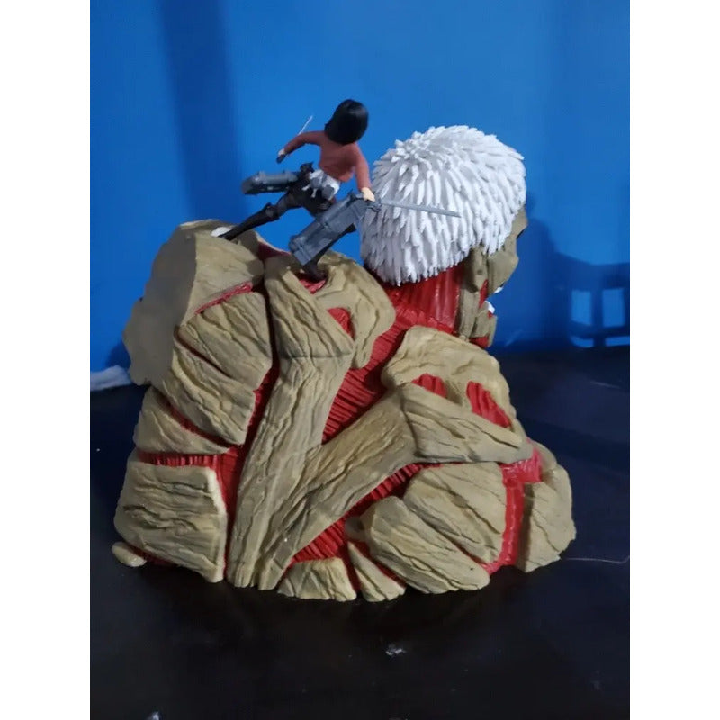 Figura Titan Acorazado Con Mikasa Attack On Titan
