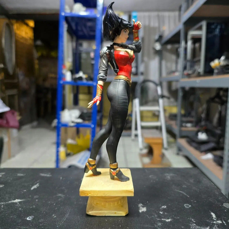 Figura De Wonder Woman Adolescente De 20 Cm