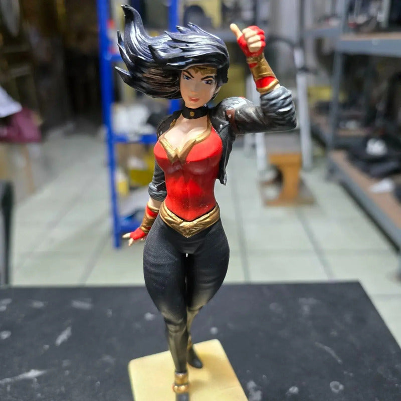 Figura De Wonder Woman Adolescente De 20 Cm
