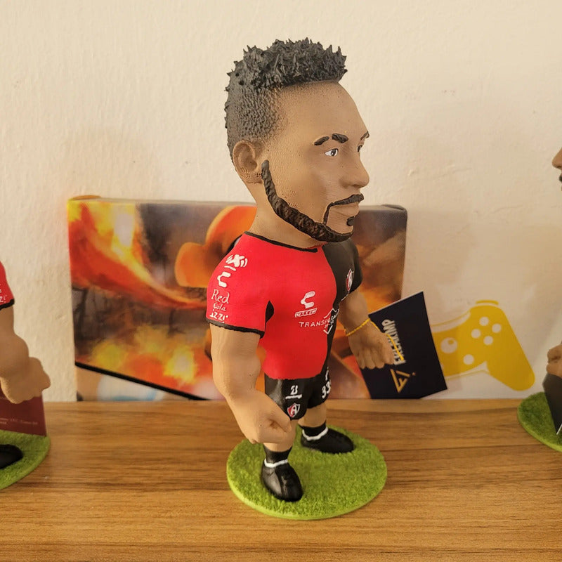Figura De Futbolista Fuertecito Julian Quiñones Con America