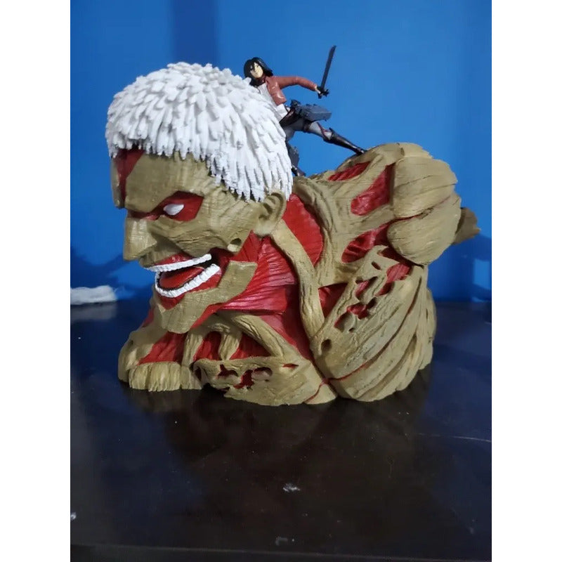 Figura Titan Acorazado Con Mikasa Attack On Titan